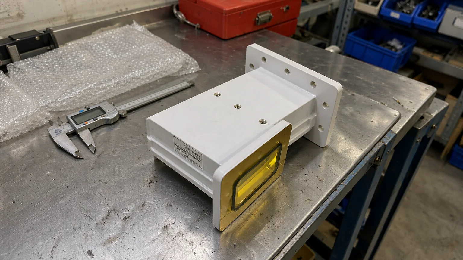 What are the log-periodic antenna characteristics and performance results